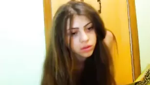 Молодая шлюшка BeautyAndWild развлекается с подружкой