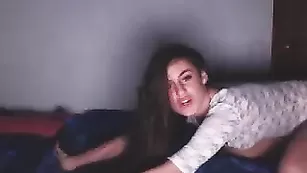 Озорная цыпочка VikkiStars обнажает сексуальное тело