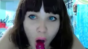 Строптивая дамочка ShowKitty дрочит самотыком на кухне