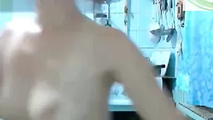 Строптивая дамочка ShowKitty дрочит самотыком на кухне