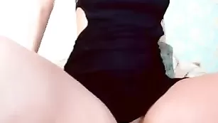 Грациозная стерва sexybombina жестко дрочит в привате