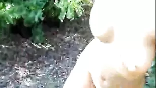 Симпатичная сучка vetta дрочит секс игрушкой на природе