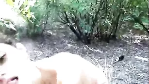 Симпатичная сучка vetta дрочит секс игрушкой на природе