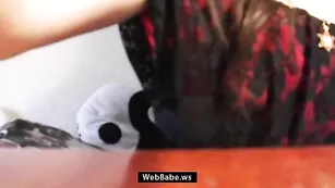 Худенькая потаскушка Angela раздевается и ласкает пизду