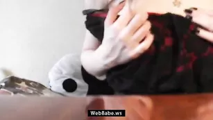 Худенькая потаскушка Angela раздевается и ласкает пизду