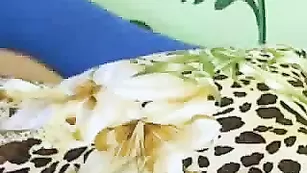 Изумительная курва starsweet трахает оба отверстия