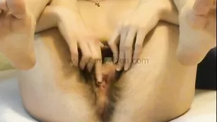 Строптивая краля bbNikol ласкает волосатую вагину