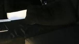 Привлекательная цыпочка evelyne92 мастурбирует пизденку