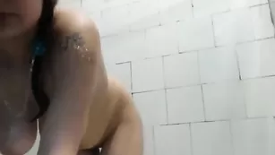 Грудастая стерва с тату SexNika теребит в ванной