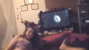 Молодая соска с большой жопой ебется в пизду