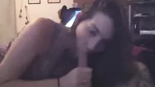 Молодая соска с большой жопой ебется в пизду