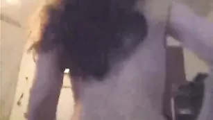 Молодая соска с большой жопой ебется в пизду