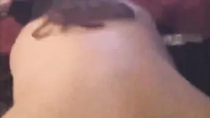 Молодая соска с большой жопой ебется в пизду