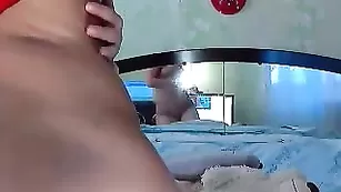 Импозантная шваль Lunaa пальчиком массирует киску