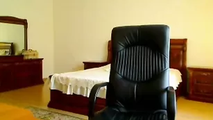 Игривая брюнетка раздевается и прыгает на дилдо