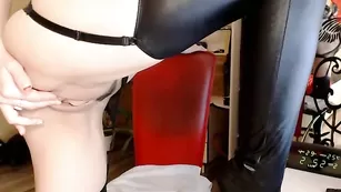 Восхитительная чертовка aspasia показывает бритые отверстия