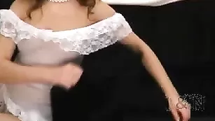 Рыжая жрица Skarlett массирует бритую киску