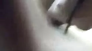 Симпатичная путана Juli мастурбирует влагалище