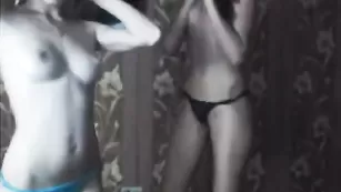 Пошлые сучки HannaStar показывают груди