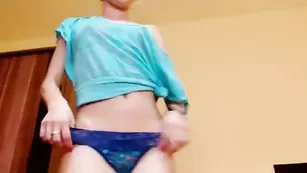 Сексуальная дамочка Aryanne показывает стройное тело