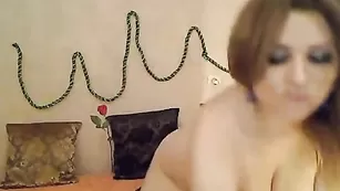 Грудастая куколка K0shechka эротично раздевается