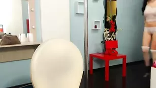 Симпатичная брюнетка FlamingJulie ласкает бритую киску