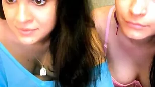 Очаровательные лесбиянки Krisstinna сексуально целуются