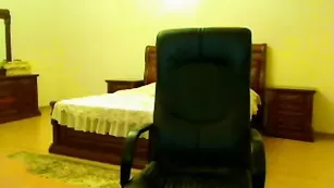 Пылкая шалава chocolate дрочит секс игрушкой