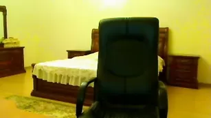 Пылкая шалава chocolate дрочит секс игрушкой