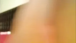 Взрослая барышня занимается ярой анальной дрочкой