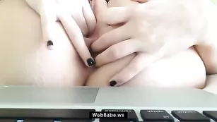 Жаркая шлендра Natasha дрочит себе пальчиками