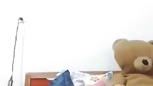 Молодая сучка Tori развлекается со страпоном в душе