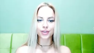 Светловолосая курва soriso ласкает натуральные сиськи