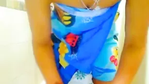 Грудастая телочка с тату AlanaBi эротично моется в душе