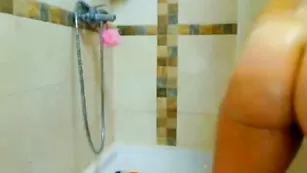 Грудастая телочка с тату AlanaBi эротично моется в душе