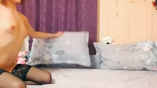 Рыжуля в чулочках Sasha_Flexy четко себя ласкает