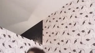 Русская красотка Юлиана мастурбирует бритую пизду