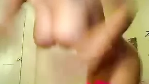 Очаровательная потаскушка Carmen обнажает большие дойки