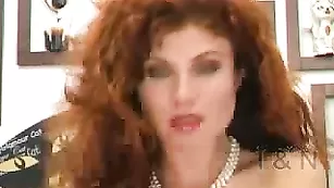 Рыжая шкура Skarlett трахает себя пальчиками