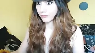 Симпатичная телка Jolieivy раздевается перед камерой