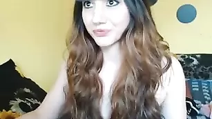 Симпатичная телка Jolieivy раздевается перед камерой