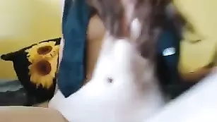 Симпатичная телка Jolieivy раздевается перед камерой