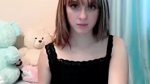 Знойная малышка Cassiopeia показывает шикарные груди