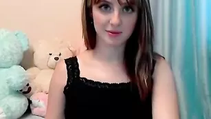 Знойная малышка Cassiopeia показывает шикарные груди