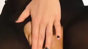 Хорошая брюнеточка kablu4ok смачно мастурбирует пизду