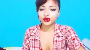 Жаркая брюнетка Dalila мастурбирует пизду фаллосом