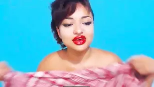 Жаркая брюнетка Dalila мастурбирует пизду фаллосом