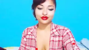 Жаркая брюнетка Dalila мастурбирует пизду фаллосом