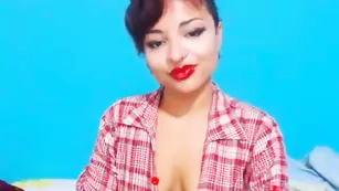 Жаркая брюнетка Dalila мастурбирует пизду фаллосом