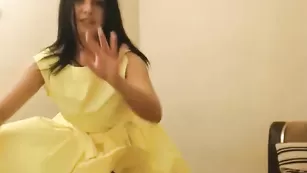 Эпичная брюнеточка LuckySharm задирает платье